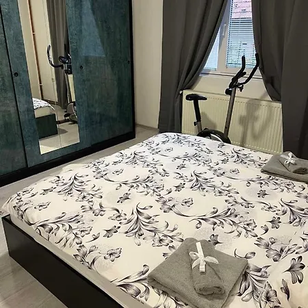 Royal Sa Garazom I Klimom فيسوكو