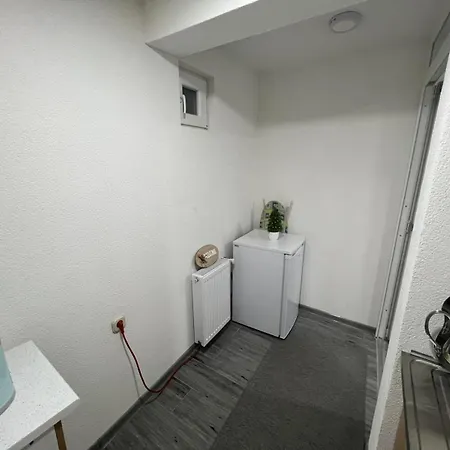 Royal Sa Garazom I Klimom Високо