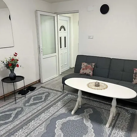 Royal Sa Garazom I Klimom شقة