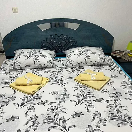 Royal Sa Garazom I Klimom * فيسوكو